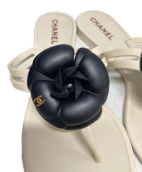 CHANEL（シャネル）CHANEL (シャネル) カメリアラバーサンダル ホワイト×ブラック サイズ:SIZE 38の古着・服飾アイテム