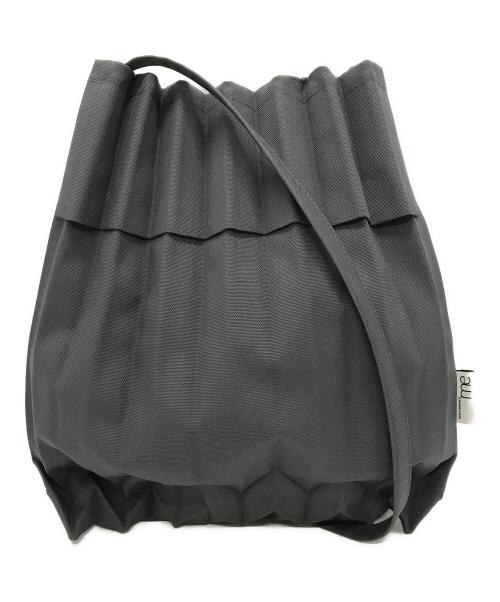 me ISSEY MIYAKE（ミーイッセイ ミヤケ）me ISSEY MIYAKE (ミーイッセイ ミヤケ) TRUNK PLEATS BAG トランクプリーツバッグ MI41AG036 グレーの古着・服飾アイテム