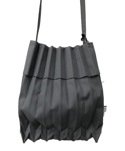 me ISSEY MIYAKE（ミーイッセイ ミヤケ）me ISSEY MIYAKE (ミーイッセイ ミヤケ) TRUNK PLEATS BAG トランクプリーツバッグ MI41AG036 グレーの古着・服飾アイテム