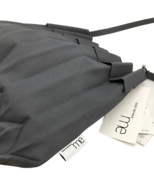 me ISSEY MIYAKE（ミーイッセイ ミヤケ）me ISSEY MIYAKE (ミーイッセイ ミヤケ) TRUNK PLEATS BAG トランクプリーツバッグ MI41AG036 グレーの古着・服飾アイテム