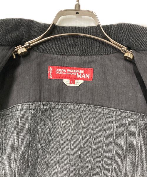 COMME des GARCONS JUNYA WATANABE MAN（コム デ ギャルソン ジュンヤ ワタナベ マン）COMME des GARCONS JUNYA WATANABE MAN (コム デ ギャルソン ジュンヤ ワタナベ マン) LEVI'S (リーバイス) エルボーパッチ デニムジャケット グレー サイズ:Sの古着・服飾アイテム