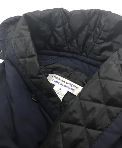 COMME des GARCONS COMME des GARCONS（コムデギャルソン コムデギャルソン）COMME des GARCONS COMME des GARCONS (コムデギャルソン コムデギャルソン) 変形 中綿フーデットコート W16C005 ネイビー×ブラック サイズ:Sの古着・服飾アイテム