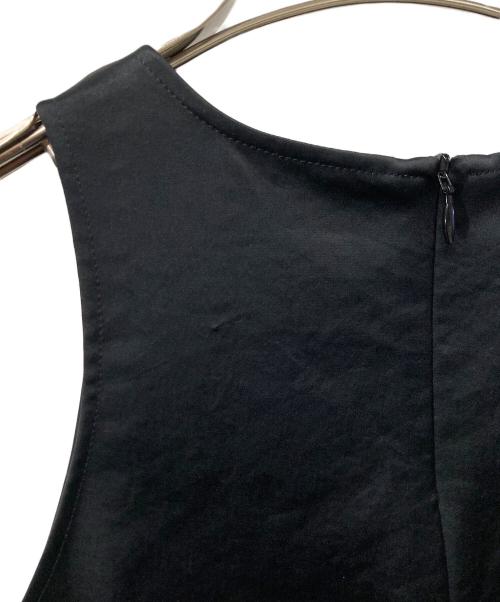 EVERYDAY I LIKE.（エヴリデイ アイ ライク）EVERYDAY I LIKE. (エヴリデイ アイ ライク) Minimal Satin ノースリーブブラウス 23-051-500-8030-1-0 ブラック サイズ:-の古着・服飾アイテム