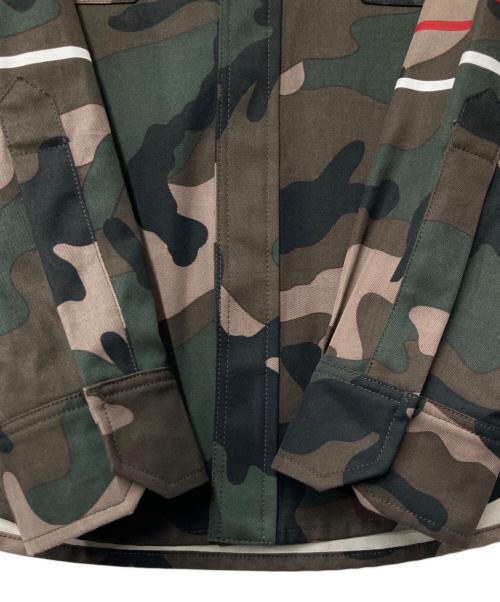 VALENTINO（ヴァレンティノ）VALENTINO (ヴァレンティノ) カモ柄プリントシャツジャケット 0000046624 01 オリーブ サイズ:48の古着・服飾アイテム