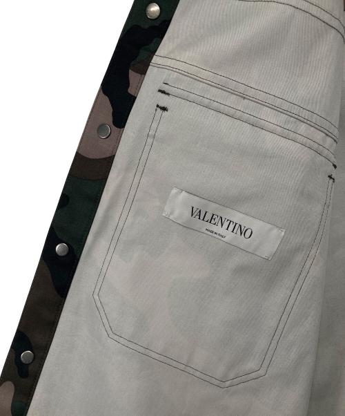 VALENTINO（ヴァレンティノ）VALENTINO (ヴァレンティノ) カモ柄プリントシャツジャケット 0000046624 01 オリーブ サイズ:48の古着・服飾アイテム