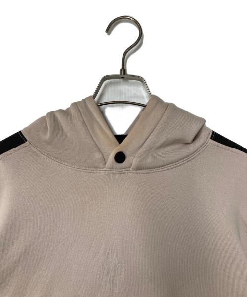 MONCLER（モンクレール）MONCLER (モンクレール) FELPA CON CAPPUCCIO スウェットプルパーカー G20918G00025 899FL ベージュ×ブラック サイズ:Mの古着・服飾アイテム
