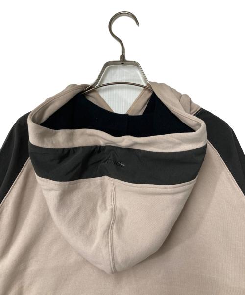 MONCLER（モンクレール）MONCLER (モンクレール) FELPA CON CAPPUCCIO スウェットプルパーカー G20918G00025 899FL ベージュ×ブラック サイズ:Mの古着・服飾アイテム