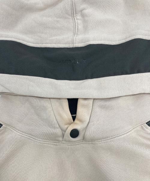 MONCLER（モンクレール）MONCLER (モンクレール) FELPA CON CAPPUCCIO スウェットプルパーカー G20918G00025 899FL ベージュ×ブラック サイズ:Mの古着・服飾アイテム