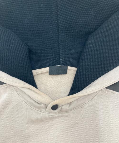 MONCLER（モンクレール）MONCLER (モンクレール) FELPA CON CAPPUCCIO スウェットプルパーカー G20918G00025 899FL ベージュ×ブラック サイズ:Mの古着・服飾アイテム