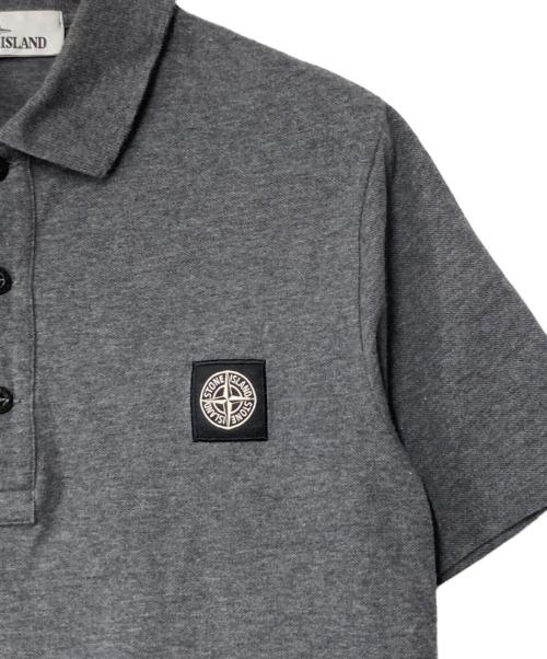 STONE ISLAND（ストーンアイランド）STONE ISLAND (ストーンアイランド) スクエアロゴ ポロシャツ グレー サイズ:Sの古着・服飾アイテム