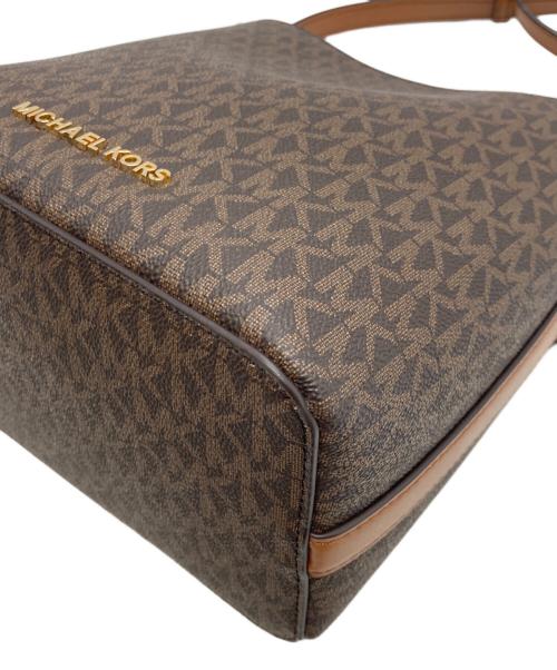 MICHAEL KORS（マイケル・コース）MICHAEL KORS (マイケルコース) キンバリー シグネチャー スモール バケット ショルダーバッグ ブラウンの古着・服飾アイテム