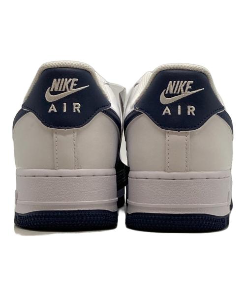 NIKE（ナイキ）NIKE (ナイキ) NIKE AIR FORCE 1 07  ホワイト×ネイビー サイズ:UK8/EUR42.5/cm27 未使用品の古着・服飾アイテム