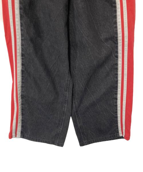 Saint martin（セント・マーチン）Saint martin (セント・マーチン) ワイドサイドラインデニムパンツ ブラック×レッド サイズ:Mの古着・服飾アイテム