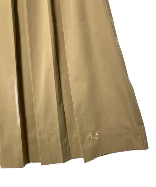 FRED PERRY（フレッドペリー）FRED PERRY (フレッドペリー) PLEATED SKIRT ベージュ サイズ:10の古着・服飾アイテム