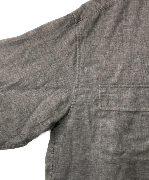 WHITE MOUNTAINEERING（ホワイトマウンテ二アニング）WHITE MOUNTAINEERING (ホワイトマウンテ二アニング) 22SS リネン混バンドカラーシャツ グレー サイズ:1の古着・服飾アイテム