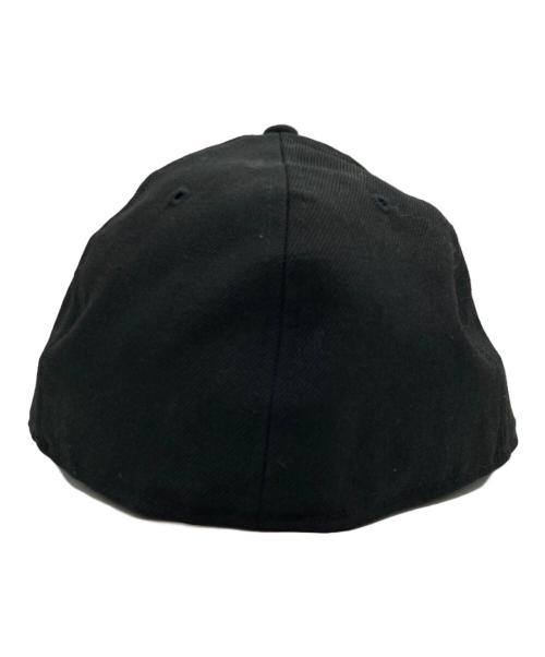 YOHJI YAMAMOTO（ヨウジヤマモト）YOHJI YAMAMOTO (ヨウジヤマモト) New Era (ニューエラ) メタルプレート ロゴキャップ ブラックの古着・服飾アイテム