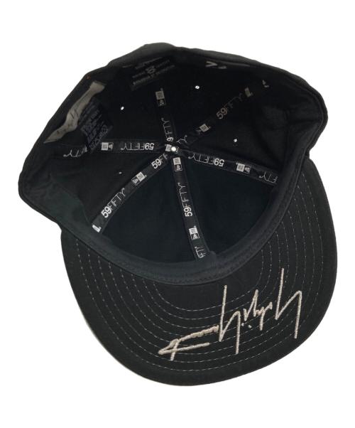 YOHJI YAMAMOTO（ヨウジヤマモト）YOHJI YAMAMOTO (ヨウジヤマモト) New Era (ニューエラ) メタルプレート ロゴキャップ ブラックの古着・服飾アイテム