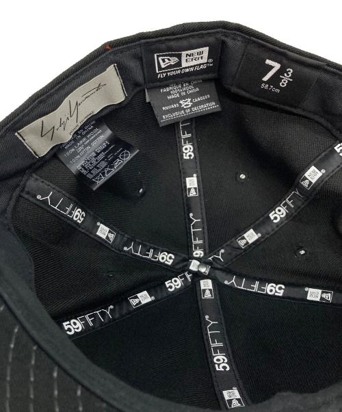 YOHJI YAMAMOTO（ヨウジヤマモト）YOHJI YAMAMOTO (ヨウジヤマモト) New Era (ニューエラ) メタルプレート ロゴキャップ ブラックの古着・服飾アイテム