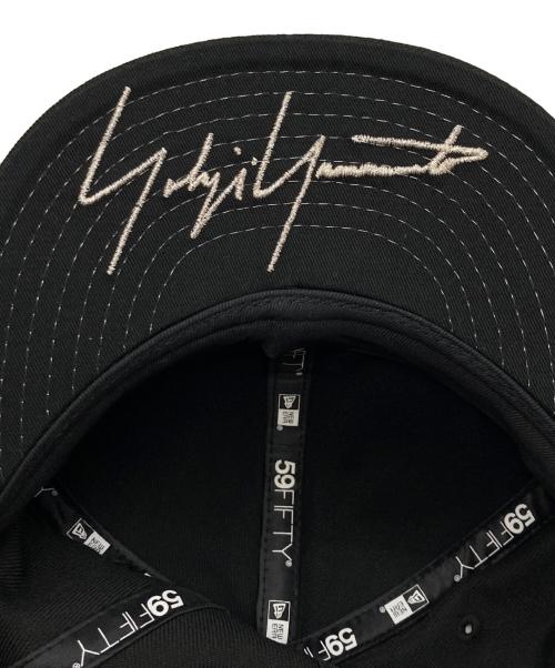 YOHJI YAMAMOTO（ヨウジヤマモト）YOHJI YAMAMOTO (ヨウジヤマモト) New Era (ニューエラ) メタルプレート ロゴキャップ ブラックの古着・服飾アイテム