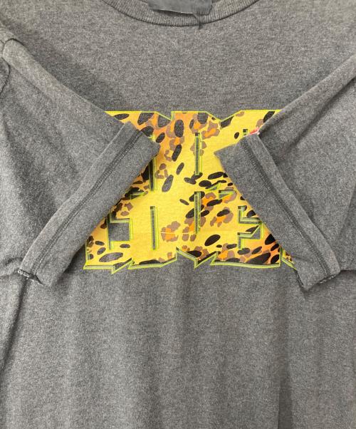 UNDERCOVER（アンダーカバー）UNDERCOVER (アンダーカバー) ロゴTシャツ グレー サイズ:Ｍの古着・服飾アイテム