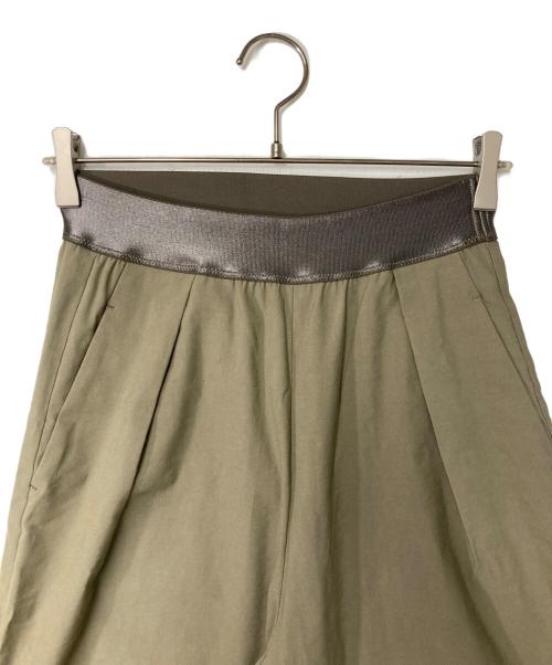 MUSE de Deuxieme Classe（ミューズ ドゥーズィエム クラス）MUSE de Deuxieme Classe (ミューズ ドゥーズィエム クラス) STRETCH TWILL タックパンツ カーキ サイズ:34の古着・服飾アイテム