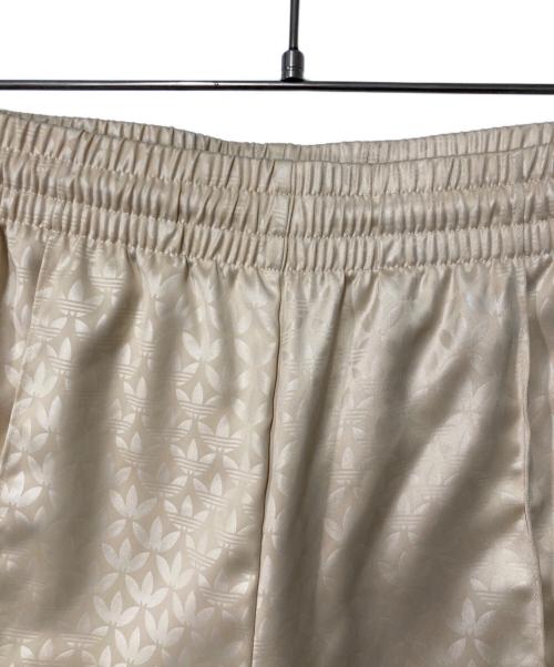 adidas（アディダス）adidas (アディダス) モノグラムサテントラックパンツ ベージュ×ブラウン サイズ:Mの古着・服飾アイテム