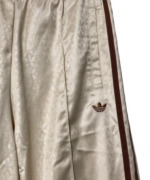 adidas（アディダス）adidas (アディダス) モノグラムサテントラックパンツ ベージュ×ブラウン サイズ:Mの古着・服飾アイテム