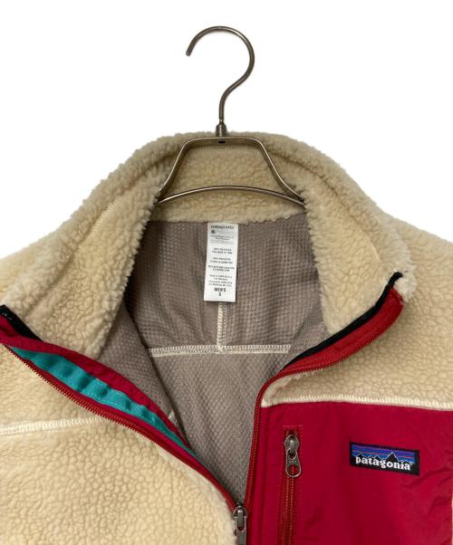 Patagonia（パタゴニア）Patagonia (パタゴニア) CLASSIC RETRO-X VEST ベージュ×レッド サイズ:Sの古着・服飾アイテム