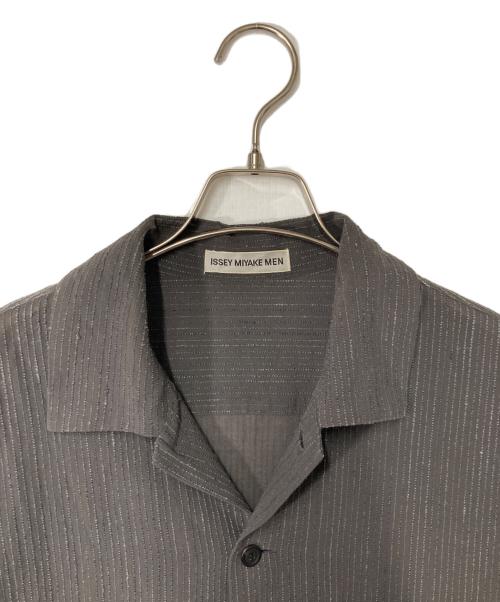 ISSEY MIYAKE MEN（イッセイミヤケメン）ISSEY MIYAKE MEN (イッセイミヤケメン) シルクコットンストライプデザインシャツ グレー サイズ:Lの古着・服飾アイテム
