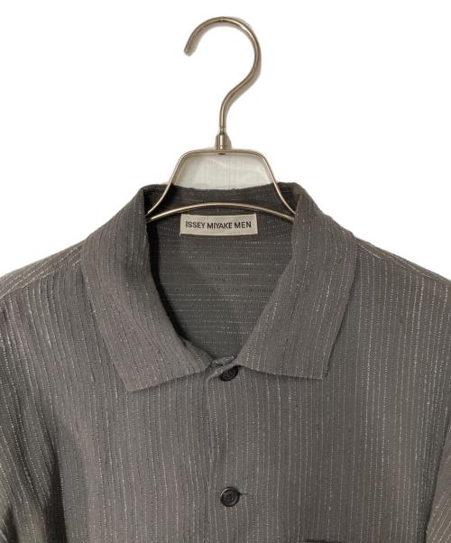 ISSEY MIYAKE MEN（イッセイミヤケメン）ISSEY MIYAKE MEN (イッセイミヤケメン) シルクコットンストライプデザインシャツ グレー サイズ:Lの古着・服飾アイテム