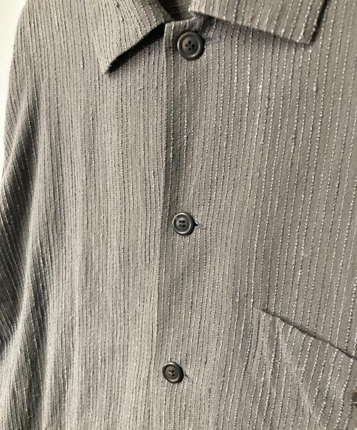 ISSEY MIYAKE MEN（イッセイミヤケメン）ISSEY MIYAKE MEN (イッセイミヤケメン) シルクコットンストライプデザインシャツ グレー サイズ:Lの古着・服飾アイテム