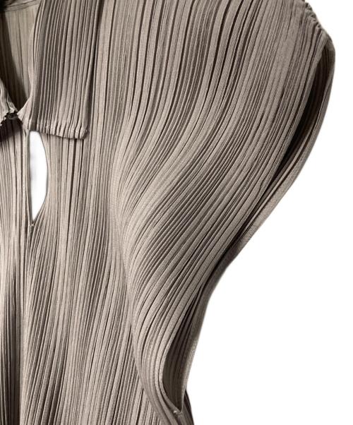 PLEATS PLEASE（プリーツプリーズ）PLEATS PLEASE (プリーツプリーズ) プリーツノースリーブシャツ グレー サイズ:Mの古着・服飾アイテム