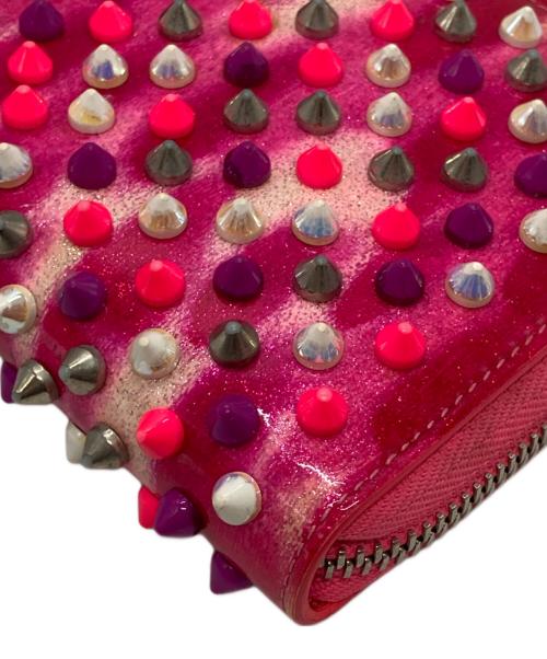 Christian Louboutin（クリスチャン・ルブタン）Christian Louboutin (クリスチャン・ルブタン) スタッズラウンドファスナーウォレット ピンクの古着・服飾アイテム