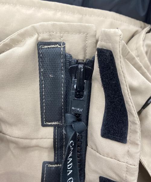 CANADA GOOSE（カナダグース）CANADA GOOSE (カナダグース) KAMLOOPS フーデットダウンジャケット ベージュ サイズ:XS/TPの古着・服飾アイテム