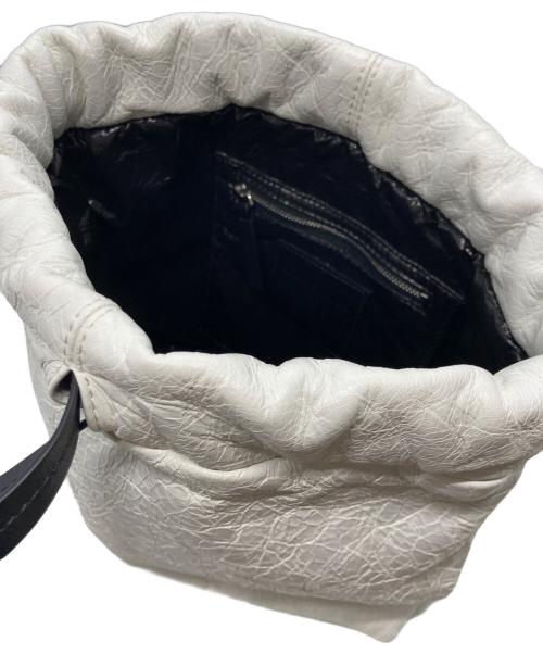 CABAN（キャバン）CABAN (キャバン) エンボスロゴラムレザーポシェット ホワイトの古着・服飾アイテム