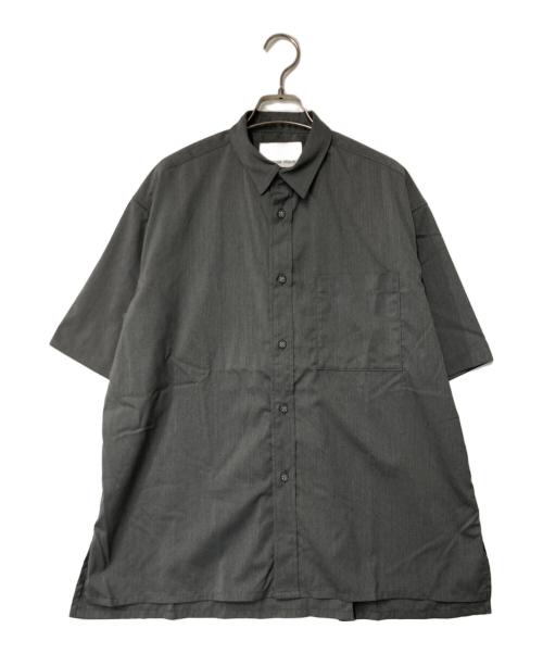 WHITE MOUNTAINEERING（ホワイトマウンテ二アニング）WHITE MOUNTAINEERING (ホワイトマウンテ二アニング) REGULAR COLLAR S/S SHIRT グレーの古着・服飾アイテム