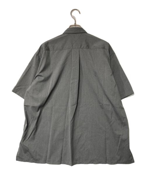 WHITE MOUNTAINEERING（ホワイトマウンテ二アニング）WHITE MOUNTAINEERING (ホワイトマウンテ二アニング) REGULAR COLLAR S/S SHIRT グレーの古着・服飾アイテム