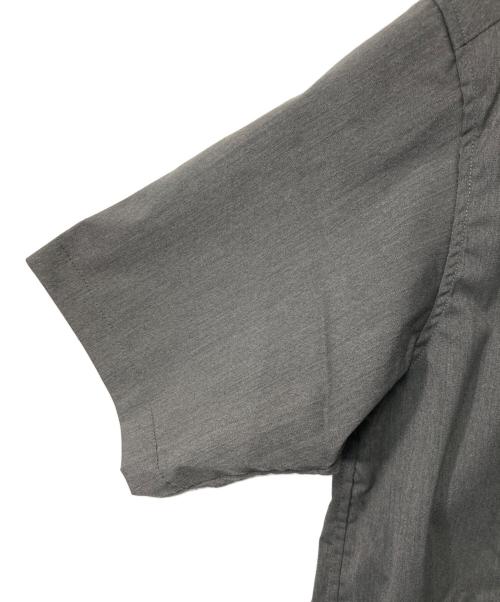 WHITE MOUNTAINEERING（ホワイトマウンテ二アニング）WHITE MOUNTAINEERING (ホワイトマウンテ二アニング) REGULAR COLLAR S/S SHIRT グレーの古着・服飾アイテム