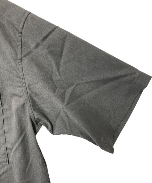 WHITE MOUNTAINEERING（ホワイトマウンテ二アニング）WHITE MOUNTAINEERING (ホワイトマウンテ二アニング) REGULAR COLLAR S/S SHIRT グレーの古着・服飾アイテム