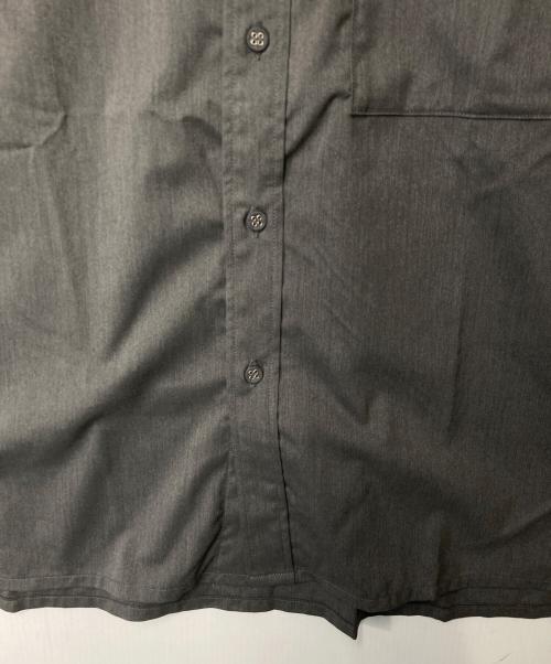 WHITE MOUNTAINEERING（ホワイトマウンテ二アニング）WHITE MOUNTAINEERING (ホワイトマウンテ二アニング) REGULAR COLLAR S/S SHIRT グレーの古着・服飾アイテム