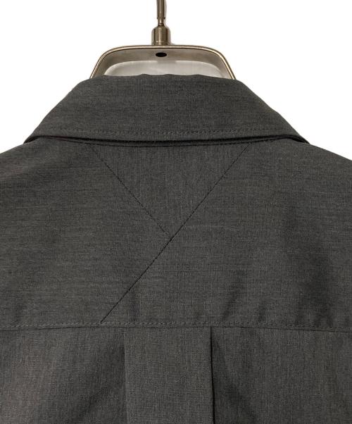 WHITE MOUNTAINEERING（ホワイトマウンテ二アニング）WHITE MOUNTAINEERING (ホワイトマウンテ二アニング) REGULAR COLLAR S/S SHIRT グレーの古着・服飾アイテム