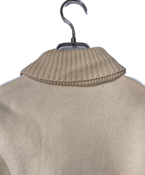 skookum（スクーカム）skookum (スクーカム) レザースリーブスタジャン USA製 ベージュ×ホワイト サイズ:38の古着・服飾アイテム