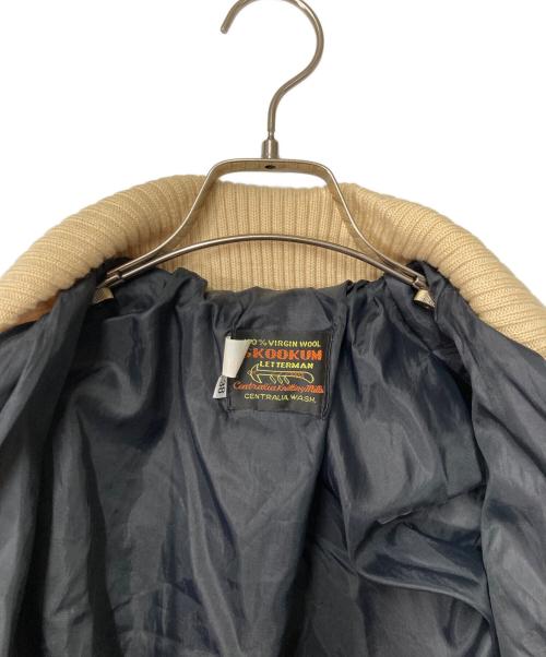 skookum（スクーカム）skookum (スクーカム) レザースリーブスタジャン USA製 ベージュ×ホワイト サイズ:38の古着・服飾アイテム