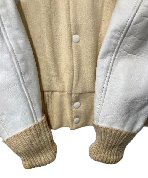 skookum（スクーカム）skookum (スクーカム) レザースリーブスタジャン USA製 ベージュ×ホワイト サイズ:38の古着・服飾アイテム
