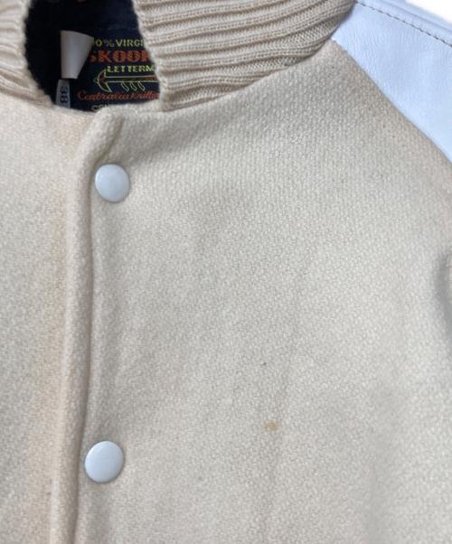 skookum（スクーカム）skookum (スクーカム) レザースリーブスタジャン USA製 ベージュ×ホワイト サイズ:38の古着・服飾アイテム