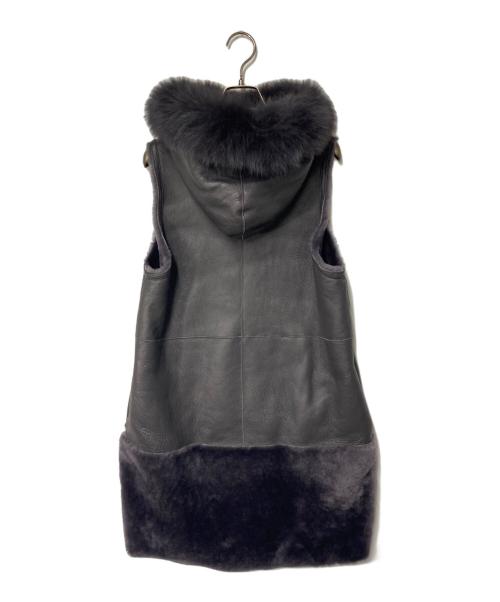 MOTOMACHI Zelal（モトマチゼラール）MOTOMACHI Zelal (モトマチゼラール) フォックスファー ムートン リバーシブルロングジレ グレー サイズ:9ARの古着・服飾アイテム