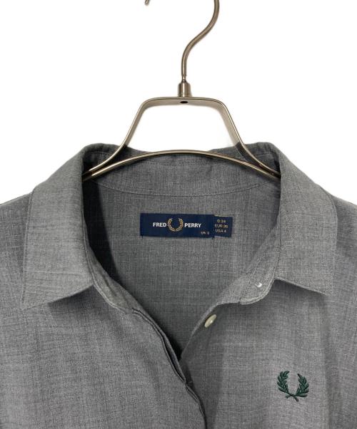 FRED PERRY（フレッドペリー）FRED PERRY (フレッドペリー) プリーツバックシャツドレス グレー サイズ:36の古着・服飾アイテム