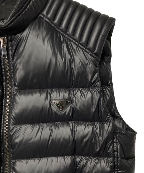 PRADA（プラダ）PRADA (プラダ) ロゴプレート ナイロンダウンベスト ブラック サイズ:54の古着・服飾アイテム
