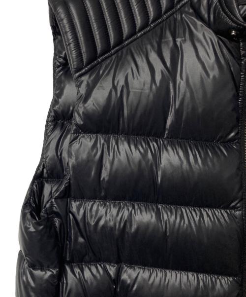 PRADA（プラダ）PRADA (プラダ) ロゴプレート ナイロンダウンベスト ブラック サイズ:54の古着・服飾アイテム