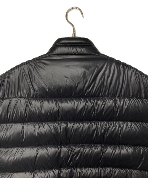 PRADA（プラダ）PRADA (プラダ) ロゴプレート ナイロンダウンベスト ブラック サイズ:54の古着・服飾アイテム